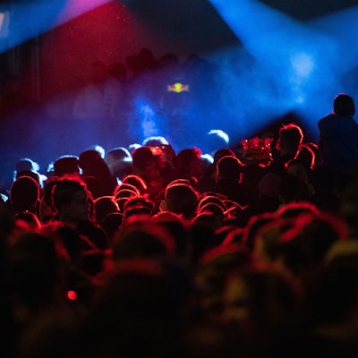 Menschen tanzen während eines Konzerts in einer Disco. (zu dpa: «Familienstreit vor Disco eskaliert - vier Männer festgenommen») +++ dpa-Bildfunk +++