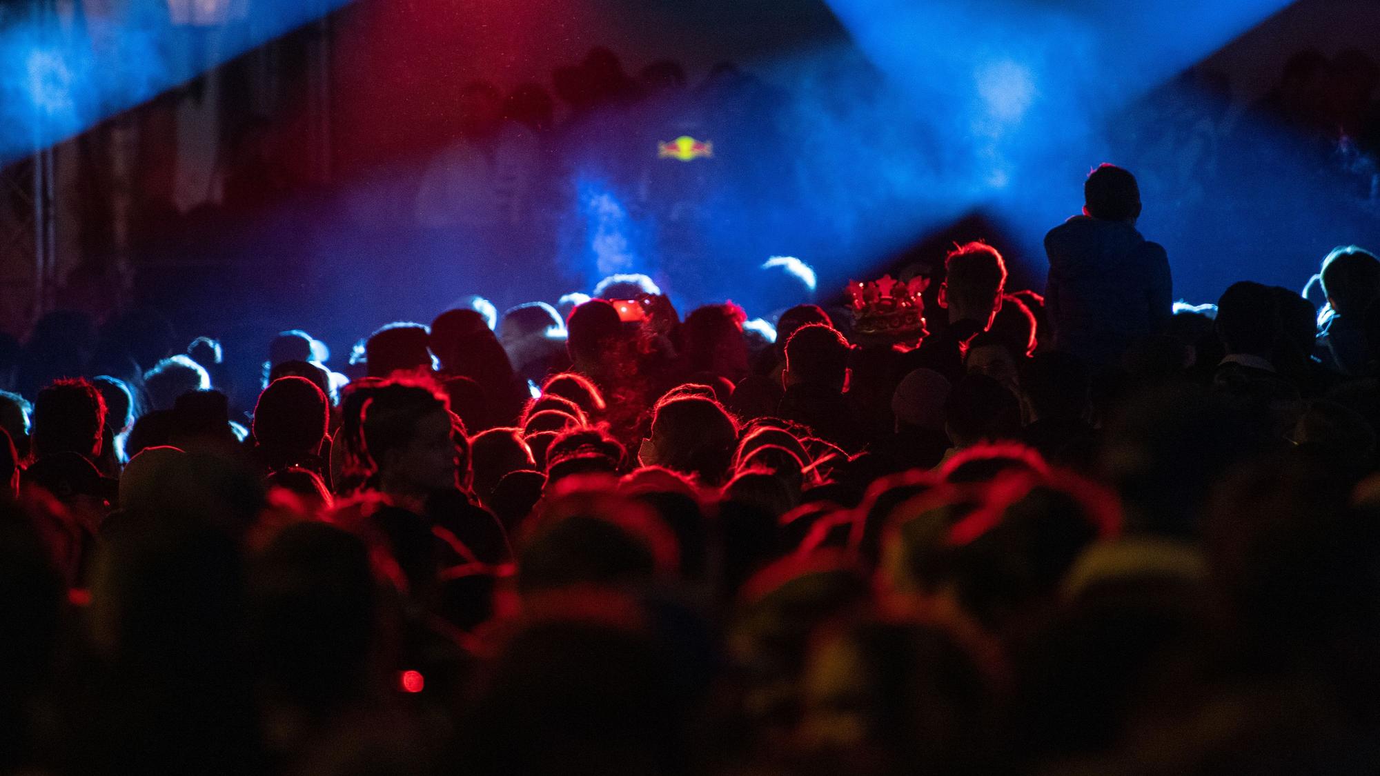Menschen tanzen während eines Konzerts in einer Disco. (zu dpa: «Familienstreit vor Disco eskaliert - vier Männer festgenommen») +++ dpa-Bildfunk +++