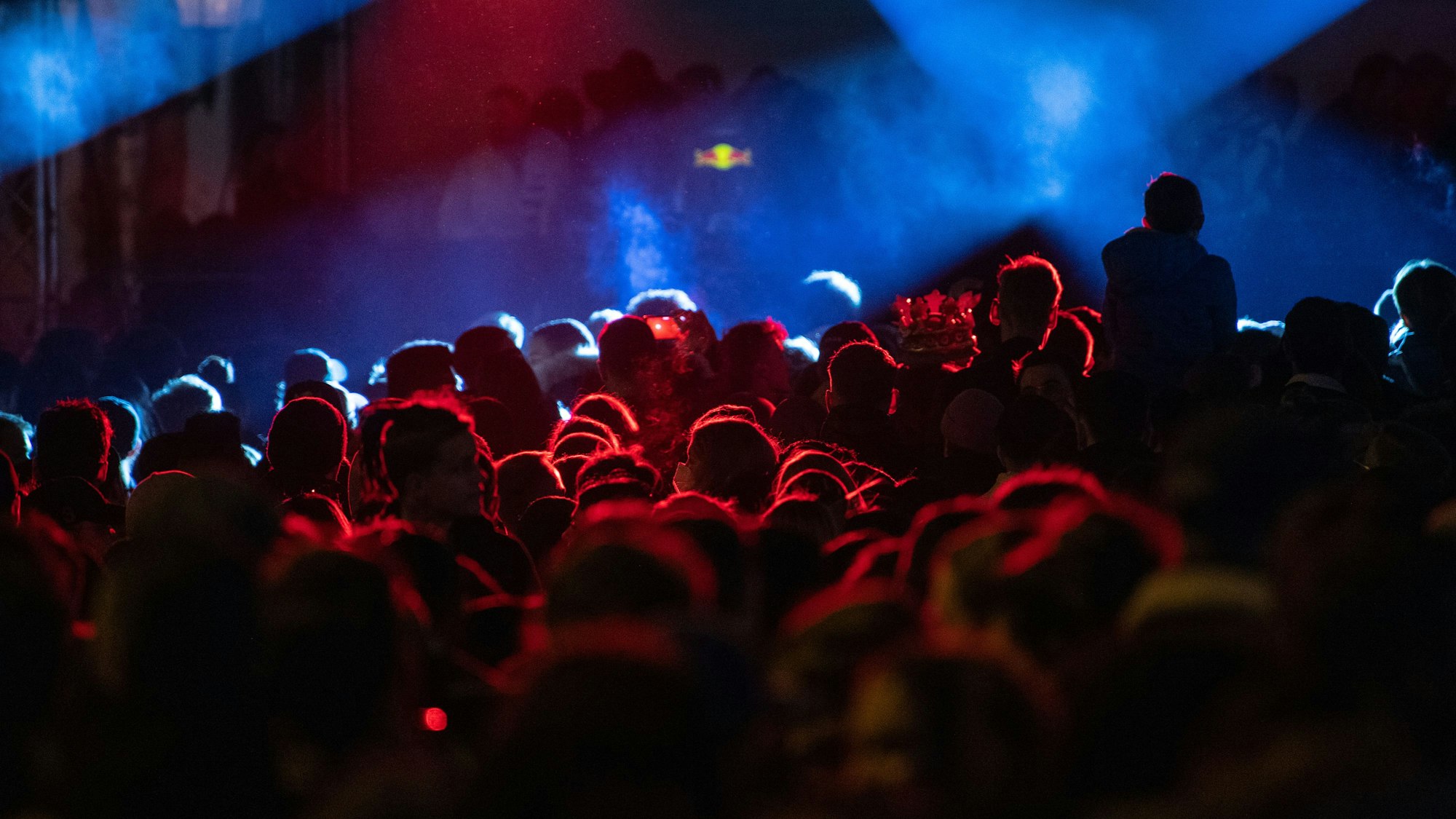 Menschen tanzen während eines Konzerts in einer Disco. (zu dpa: «Familienstreit vor Disco eskaliert - vier Männer festgenommen») +++ dpa-Bildfunk +++