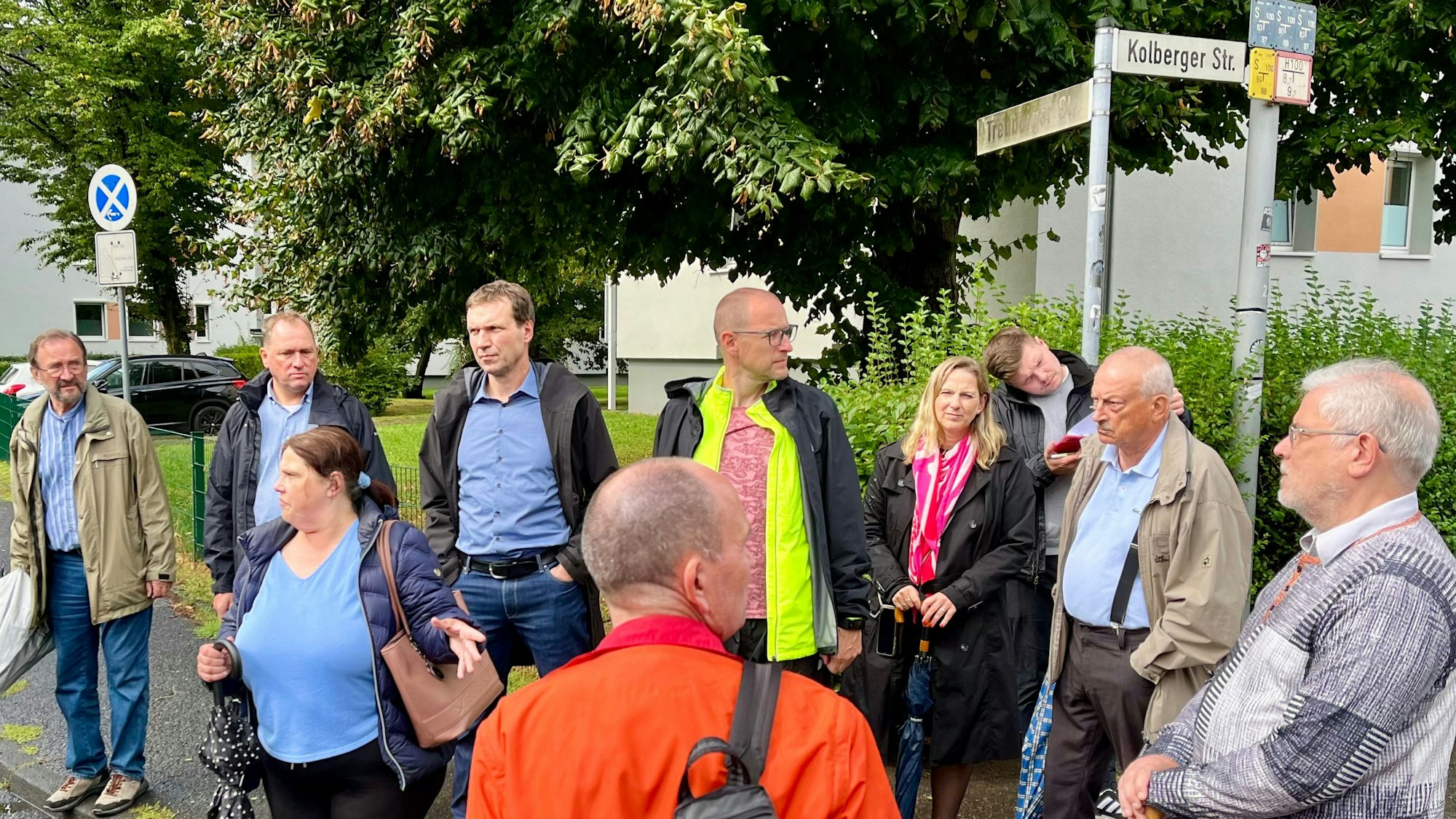 Conchita Laurenz, Leiterin der Abteilung Verkehrslenkung und -sicherung, steht mit Stadtverordneten auf der Kolberger Straße.