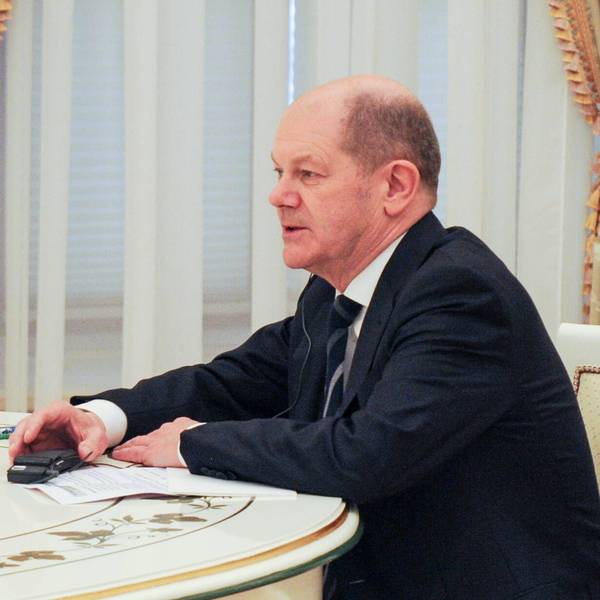 Olaf Scholz im Gespräch mit Wladimir Putin kurz vor dem russischen Angriff auf die Ukraine im Februar 2022. Der Kanzler hat zuletzt eine diplomatische Lösung für den Krieg ins Spiel gebracht.