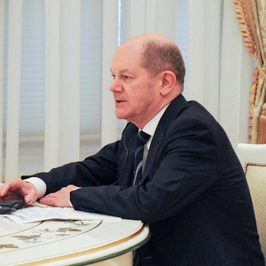Olaf Scholz im Gespräch mit Wladimir Putin kurz vor dem russischen Angriff auf die Ukraine im Februar 2022. Der Kanzler hat zuletzt eine diplomatische Lösung für den Krieg ins Spiel gebracht.