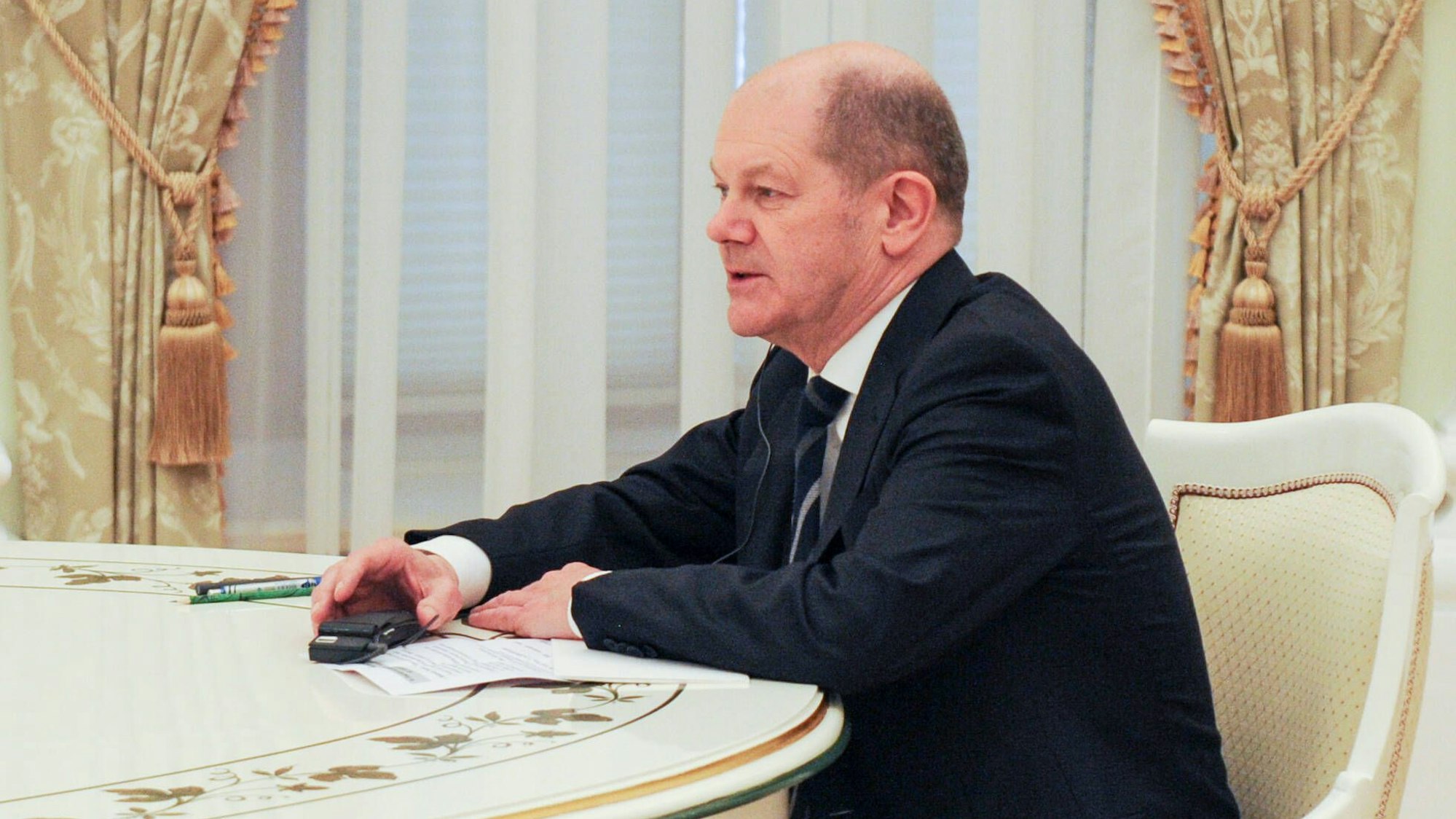 Olaf Scholz im Gespräch mit Wladimir Putin kurz vor dem russischen Angriff auf die Ukraine im Februar 2022. Der Kanzler hat zuletzt eine diplomatische Lösung für den Krieg ins Spiel gebracht.