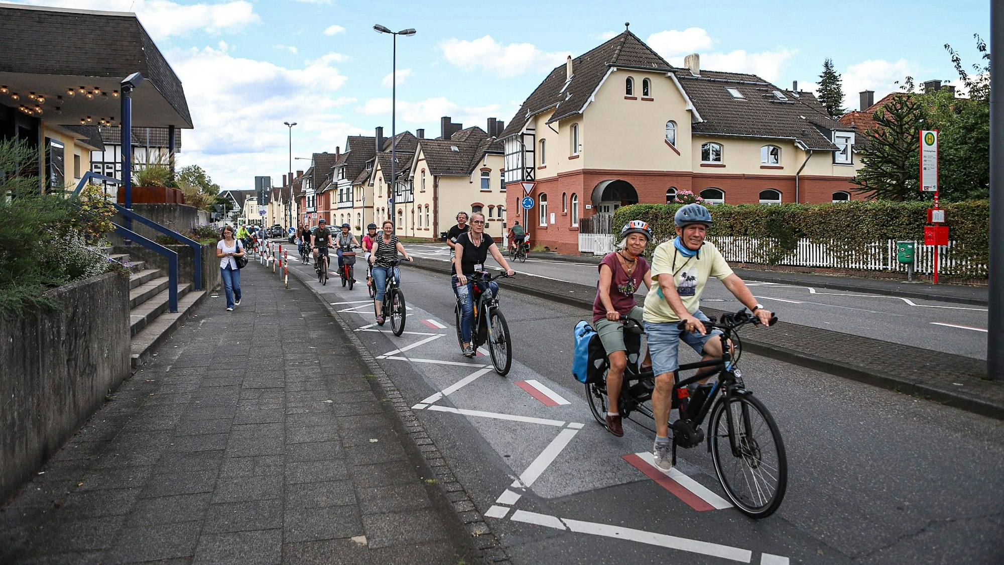 Teilnehmer der „Movimento“-Fahrradtour am Rhein kommen in Leverkusen an.