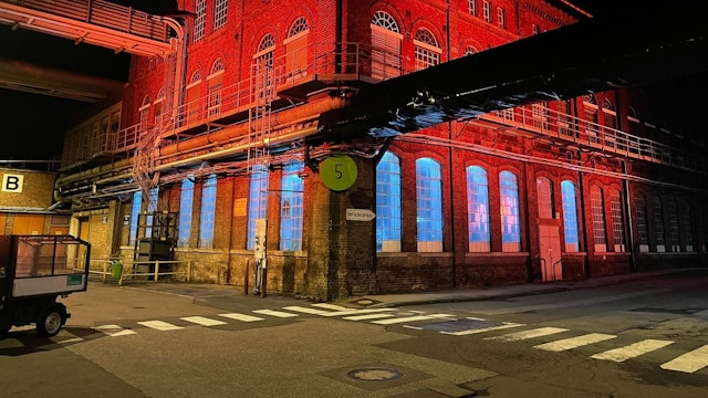 Neue Beleuchtung auf dem Zanders-Gelände an der Mainstreet, die bis 2028 angeschlossen werden soll.