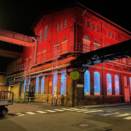 LED-Scheinwerfer leuchten in einem Gebäude auf dem Zanders-Areal Gebäude.