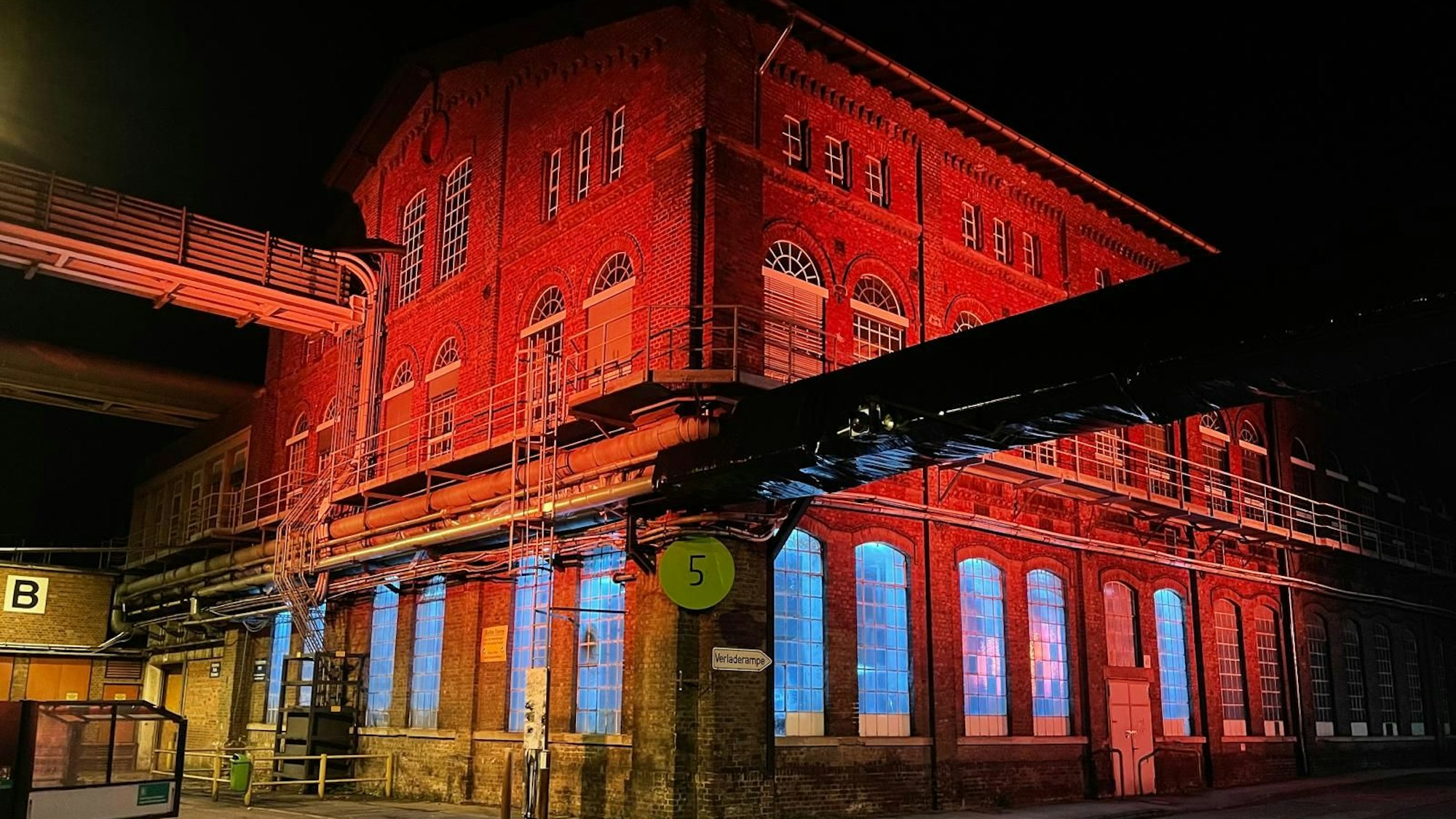 LED-Scheinwerfer leuchten in einem Gebäude auf dem Zanders-Areal Gebäude.