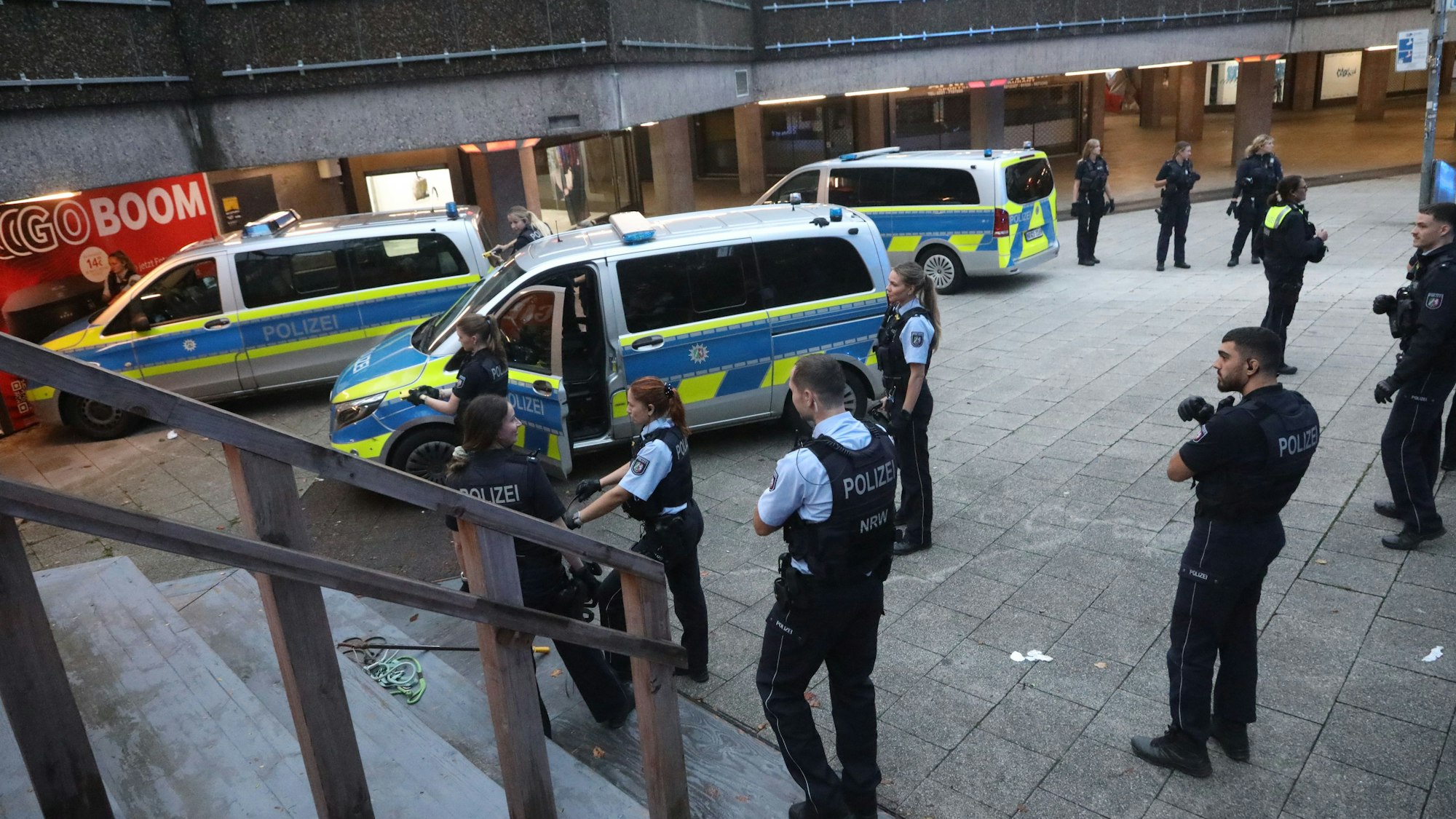 Polizistinnen und Polizisten stehen am Ebertplatz.