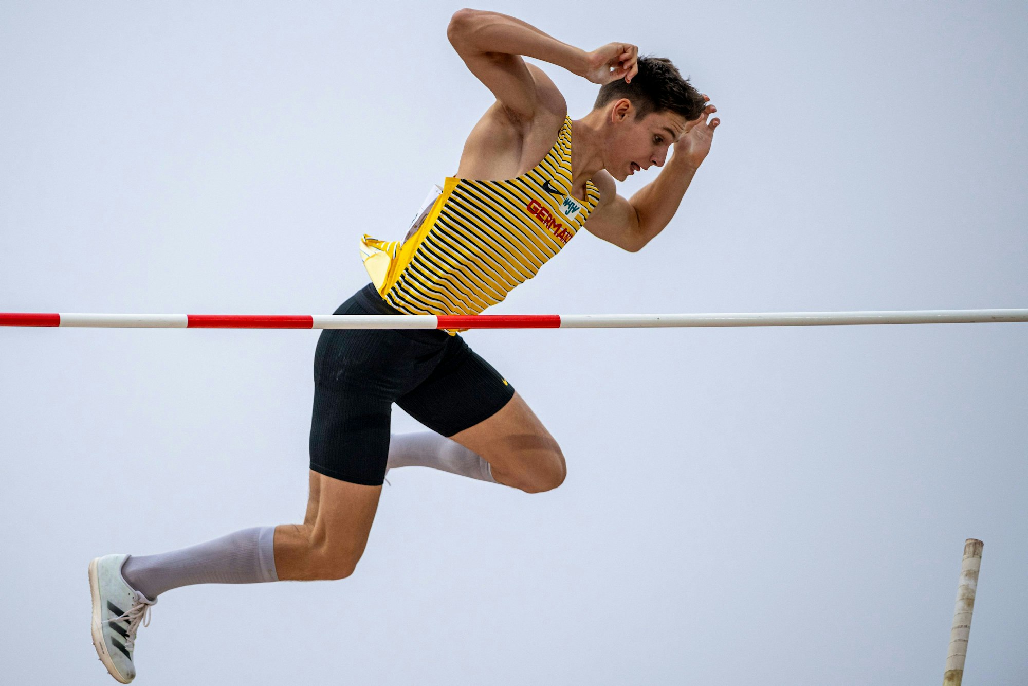 Hendrik Müller überquert die Stange bei einem Versuch bei den U20- Weltmeisterschaften in Lima.