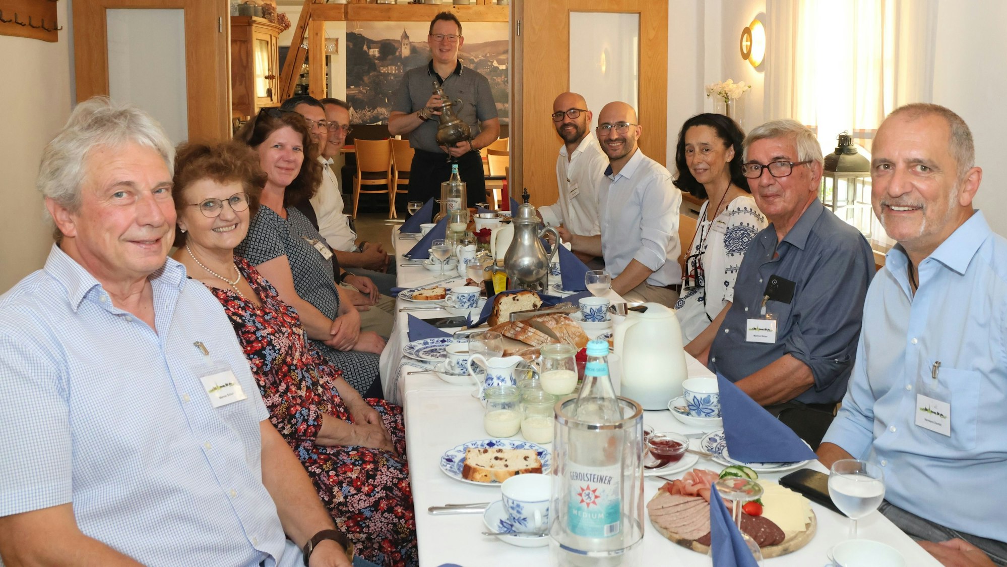 Eine Bergische Kaffeetafel im Bistro „Alt-Morsbach“ gab es zum Abschied für die Gästeschar aus Argentinien. Unser Foto zeigt die Gruppe am Tisch.