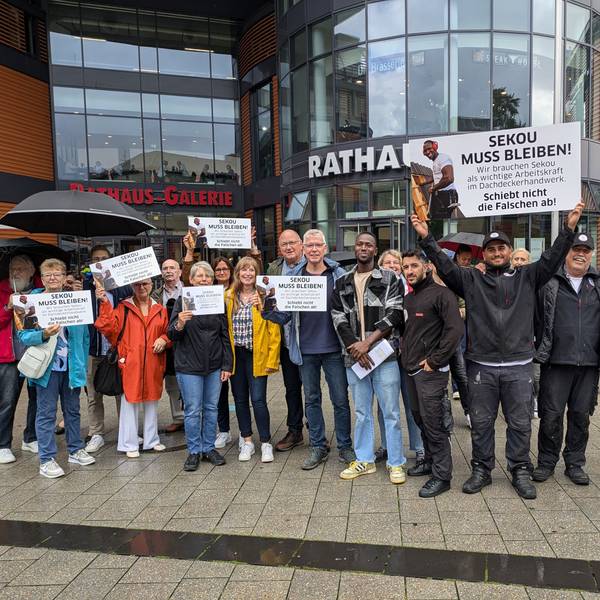 Eine Gruppe von Menschen demonstriert vor dem Rathaus in Wiesdorf.