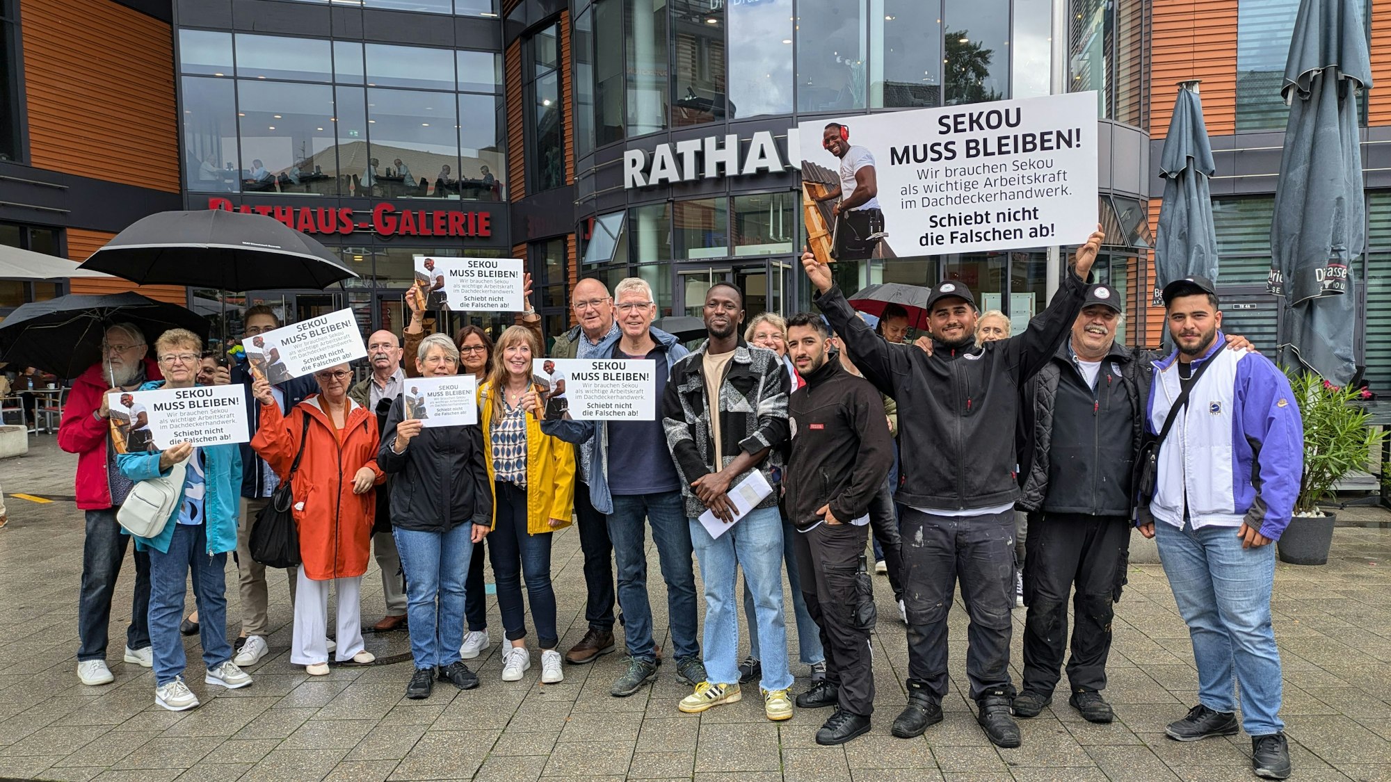 Eine Gruppe von Menschen demonstriert vor dem Rathaus in Wiesdorf.