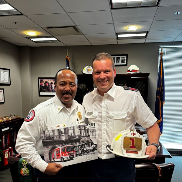 Paul Sattler (r.) mit dem Feuerwehrchef aus Indianapolis, Ernest Malone, beim gegenseitigen Überreichen der Gastgeschenke.