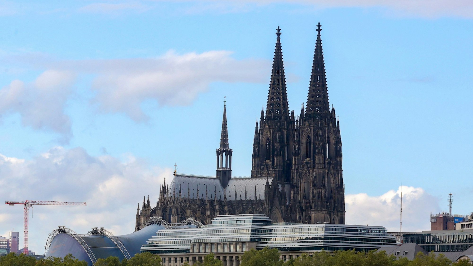 Der Kölner Dom vom Rhein aus fotografiert.