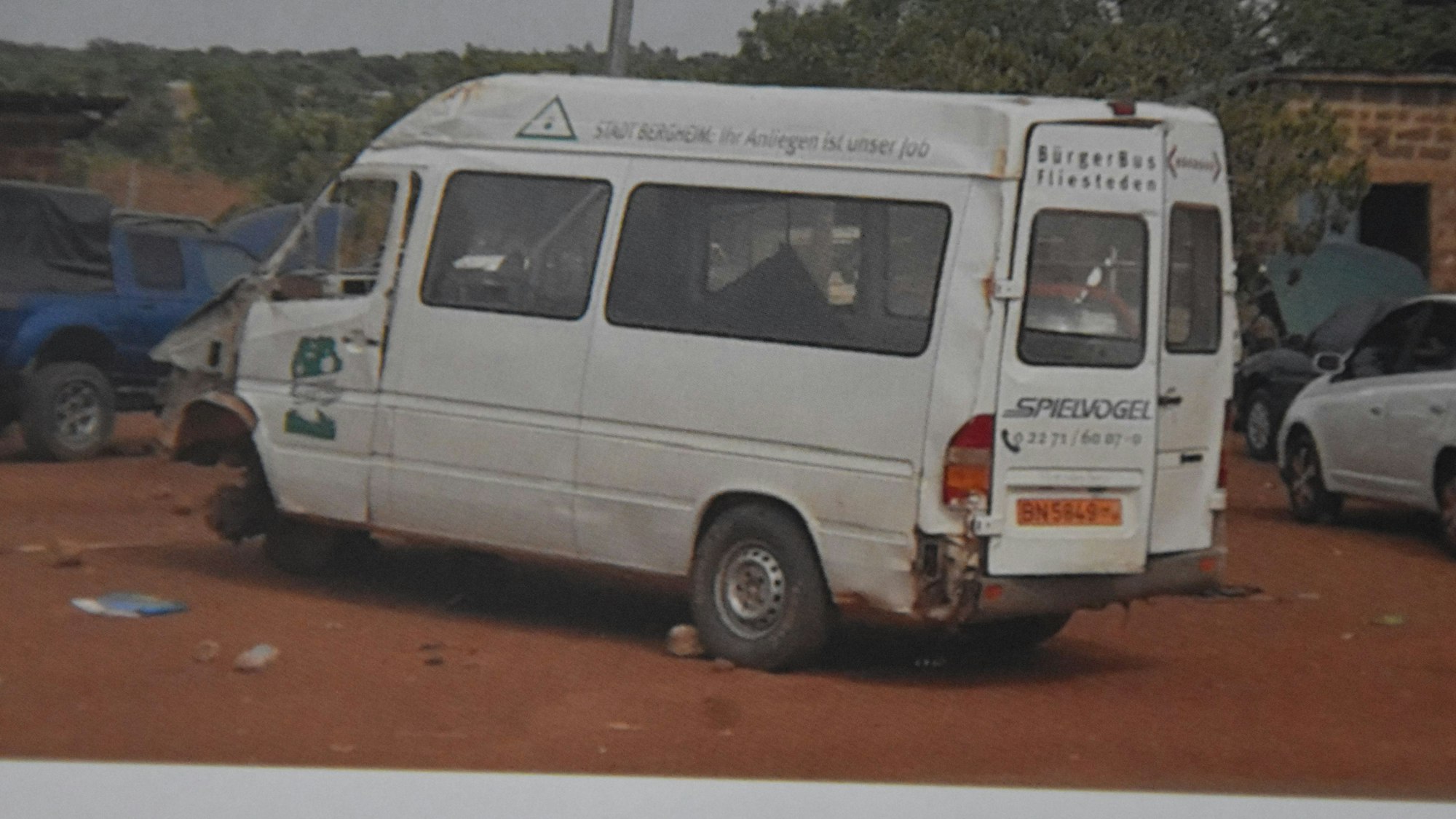 In Benin hat ein Urlaubsreisender den wohl ersten Bus des Bürgerbusvereins vor einer Werkstatt gefunden.