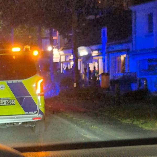 Ein Polizeiauto steht an der Bensberger Straße in Bergisch Gladbach-Heidkamp.