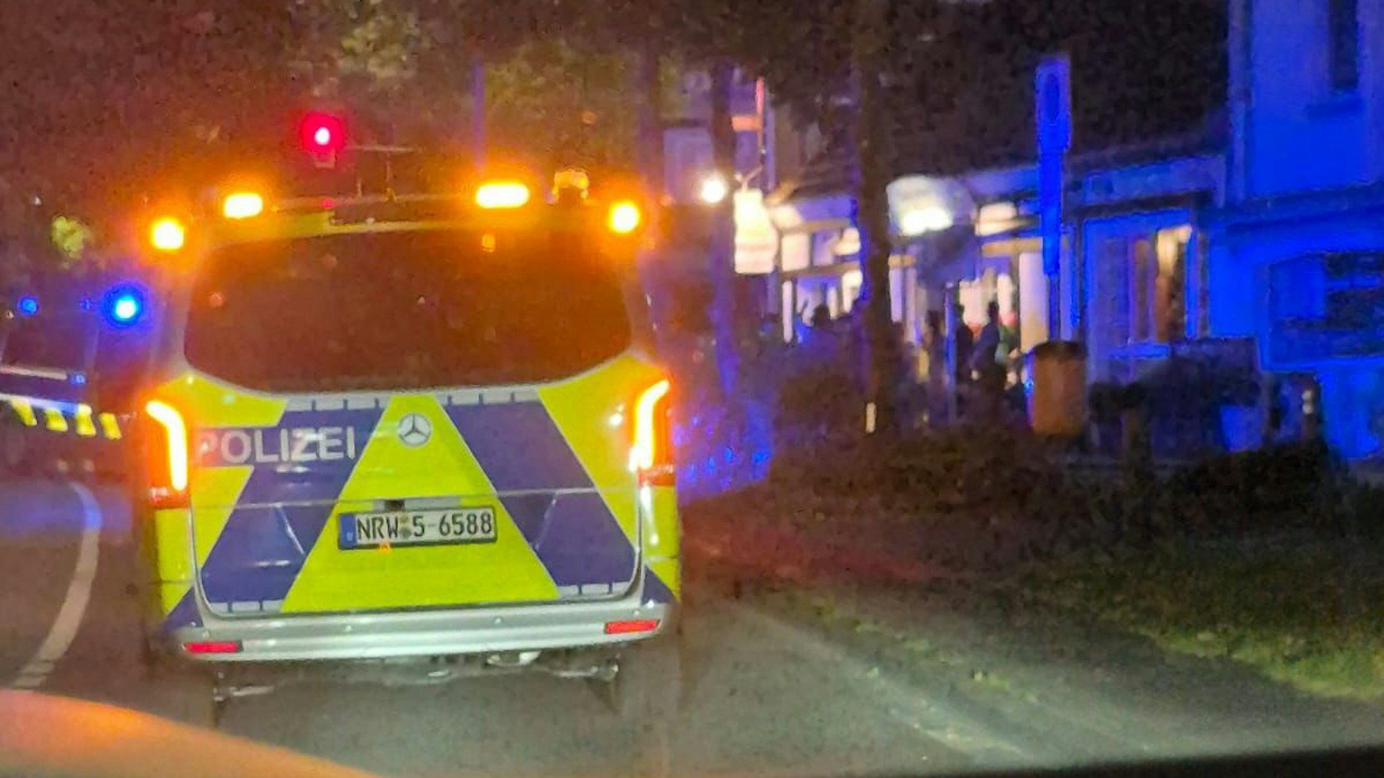 Ein Polizeiauto steht an der Bensberger Straße in Bergisch Gladbach-Heidkamp.