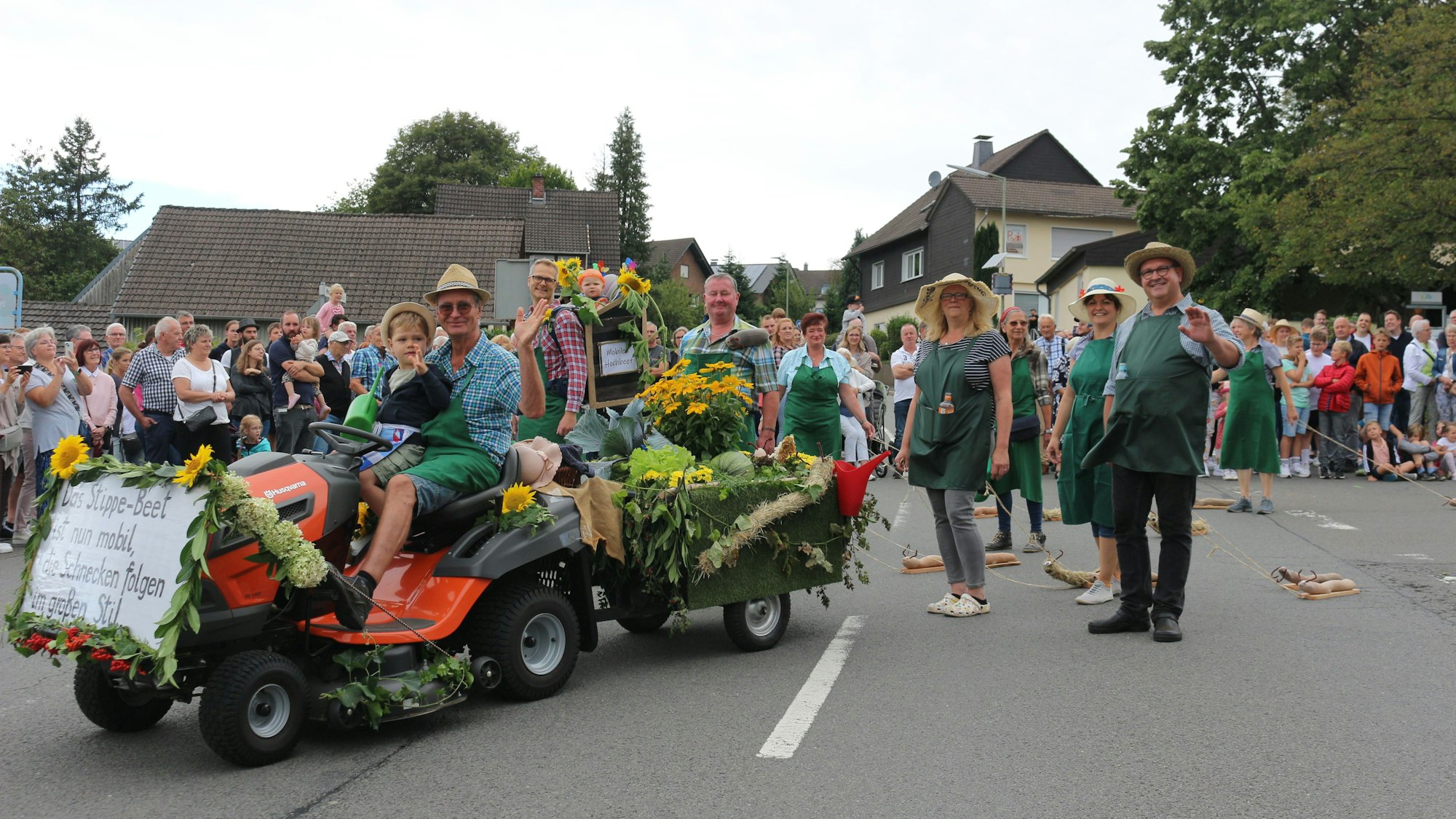 Ein Mottowagen bei einem Erntedank-Umzug.
