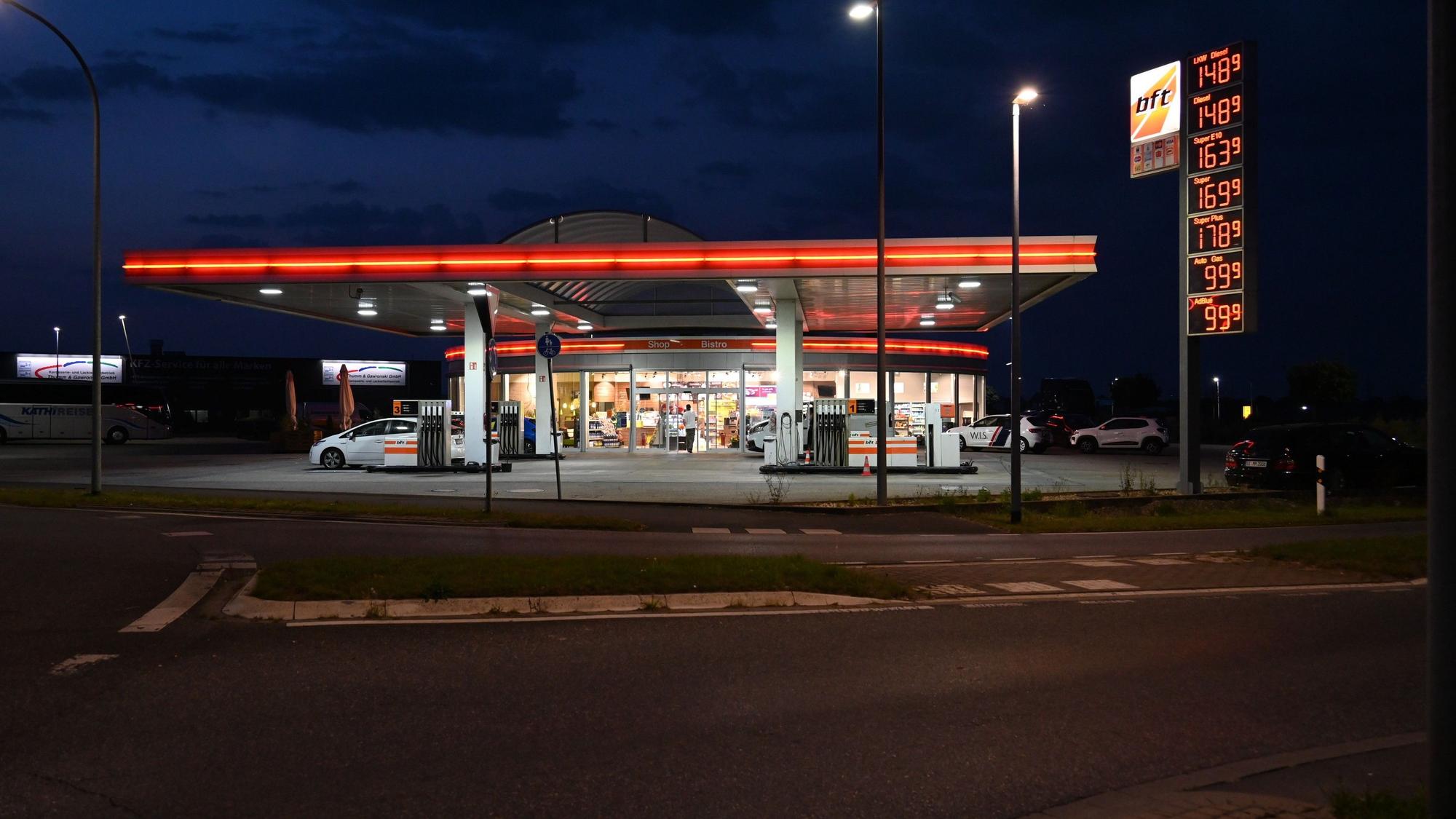 Das Foto zeigt eine freie Tankstelle bei Nacht.