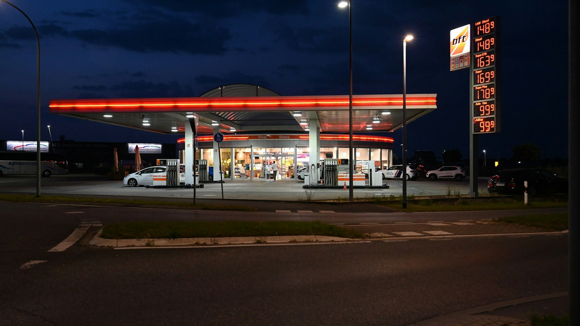 Das Foto zeigt eine freie Tankstelle bei Nacht.