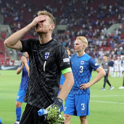 Lukas Hradecky nach der Niederlage mit Finnland in Griechenland, bei der er schwer gepatzt hatte.