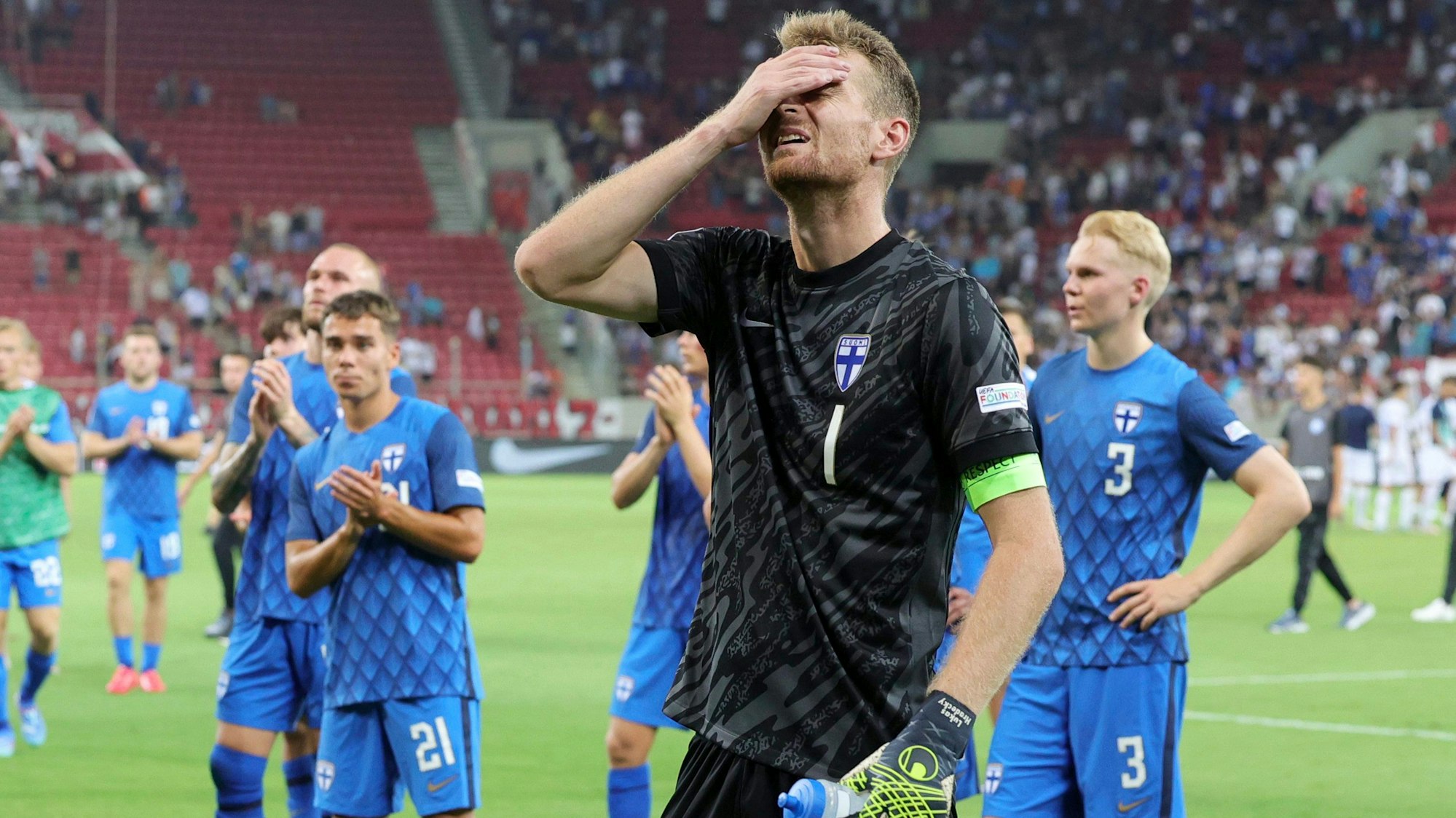 Lukas Hradecky nach der Niederlage mit Finnland in Griechenland, bei der er schwer gepatzt hatte.