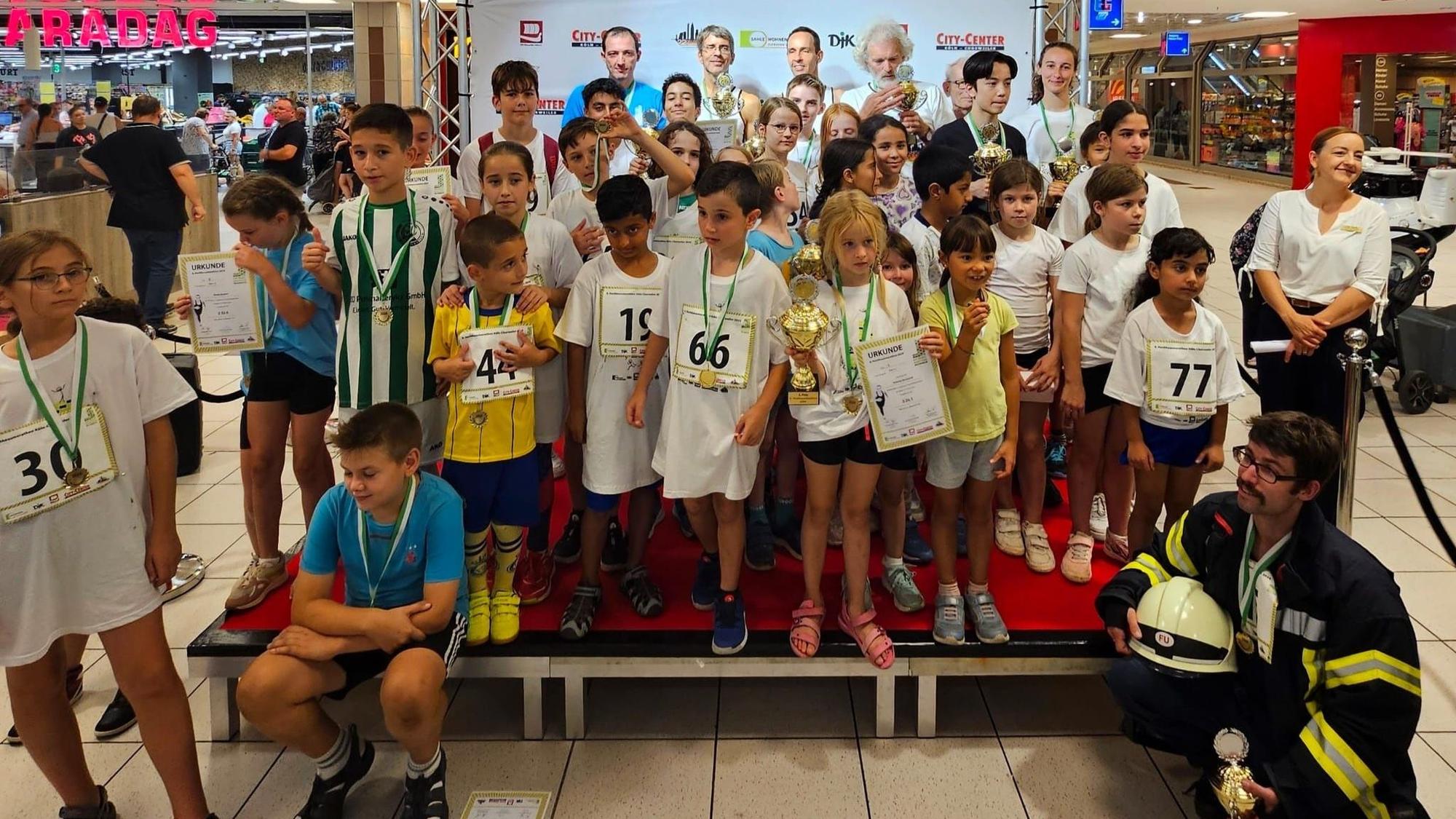Die Teilnehmer des Hochhausmarathons in Köln-Chorweiler