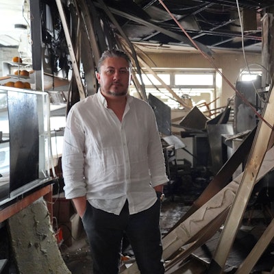 Ein Mann steht in einem zerstörten Innenraum