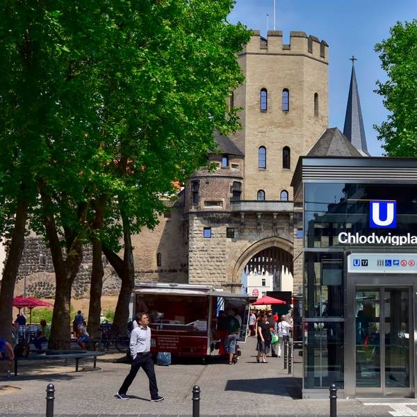 Blick auf den Chlodwigplatz mit Aufzug zur U-Bahnhaltestelle