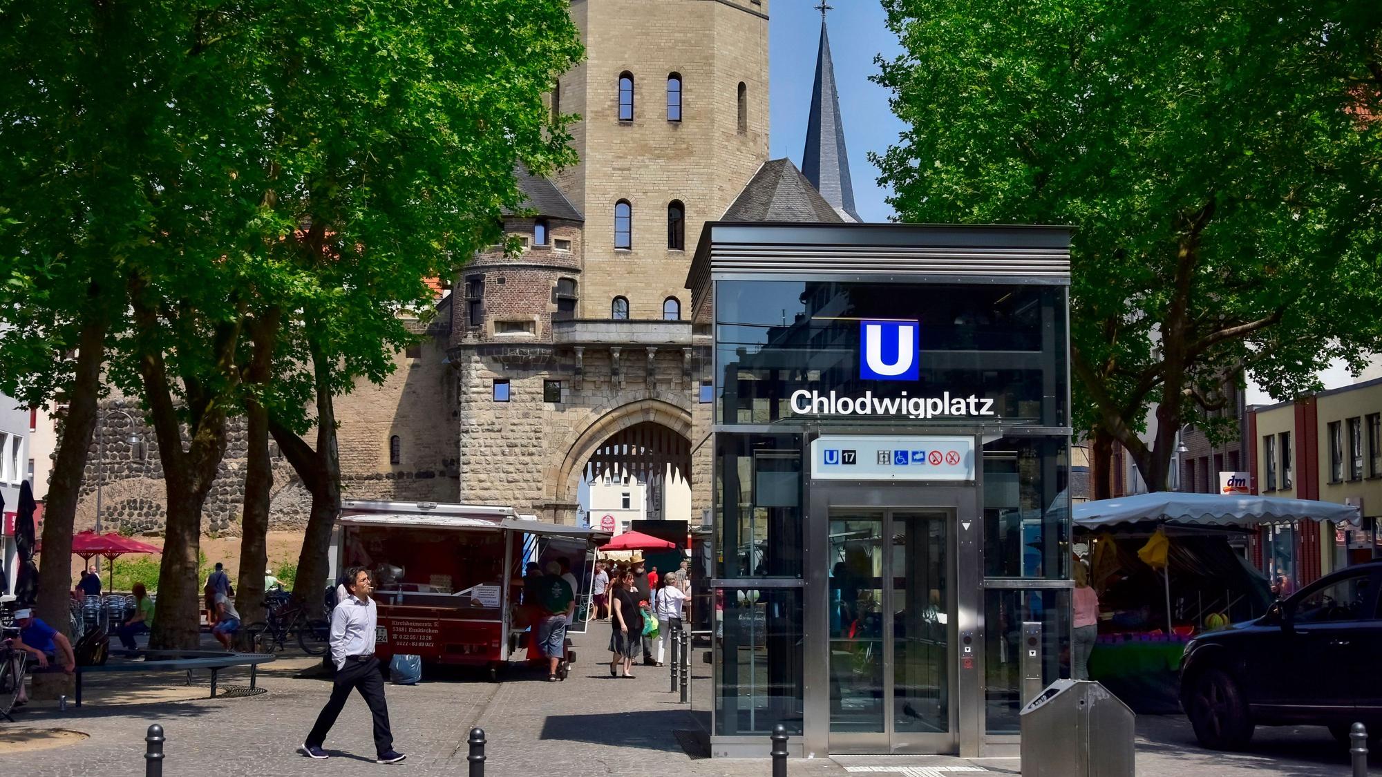 Blick auf den Chlodwigplatz mit Aufzug zur U-Bahnhaltestelle