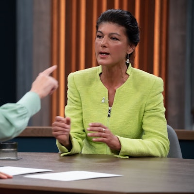 Sahra Wagenknecht am Sonntagabend im Gespräch mit ARD-Moderatorin Caren Miosga. Nach dem Auftritt kommt scharfe Kritik von den Grünen an der BSW-Chefin.