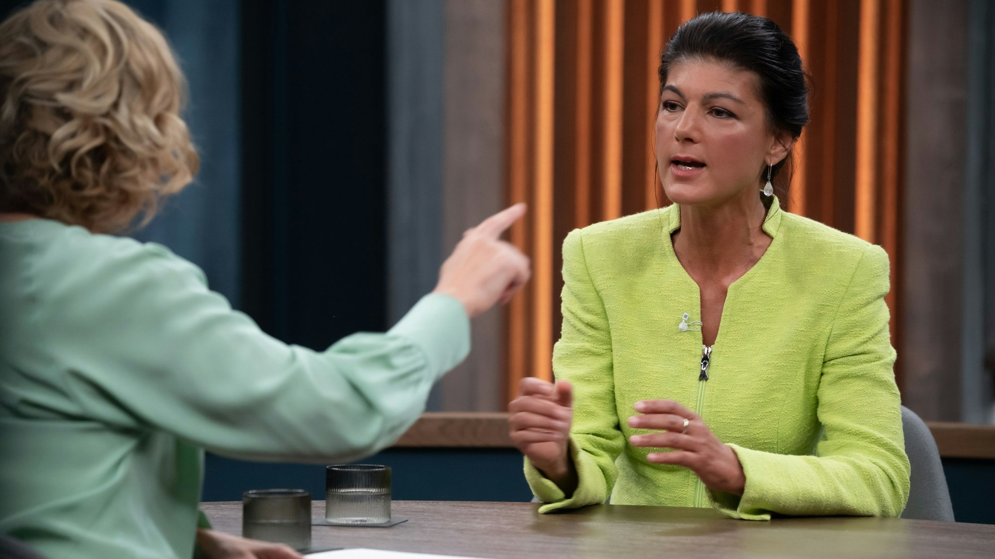Sahra Wagenknecht am Sonntagabend im Gespräch mit ARD-Moderatorin Caren Miosga. Nach dem Auftritt kommt scharfe Kritik von den Grünen an der BSW-Chefin.
