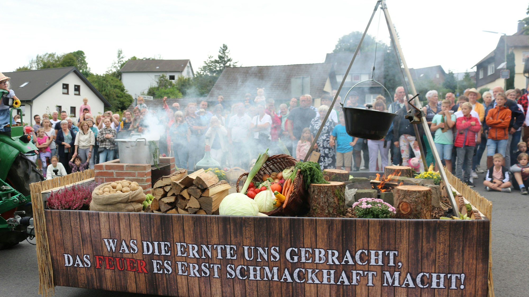 Ein Mottowagen bei einem Erntedank-Umzug.
