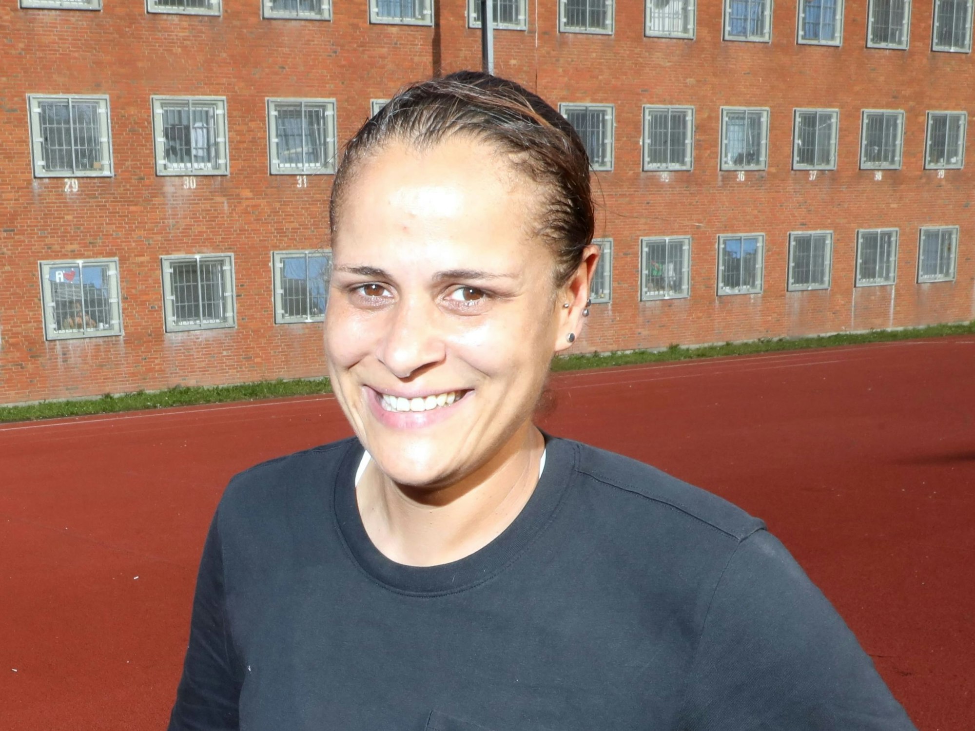 Ileana Wünsche auf dem Sportplatz der JVA