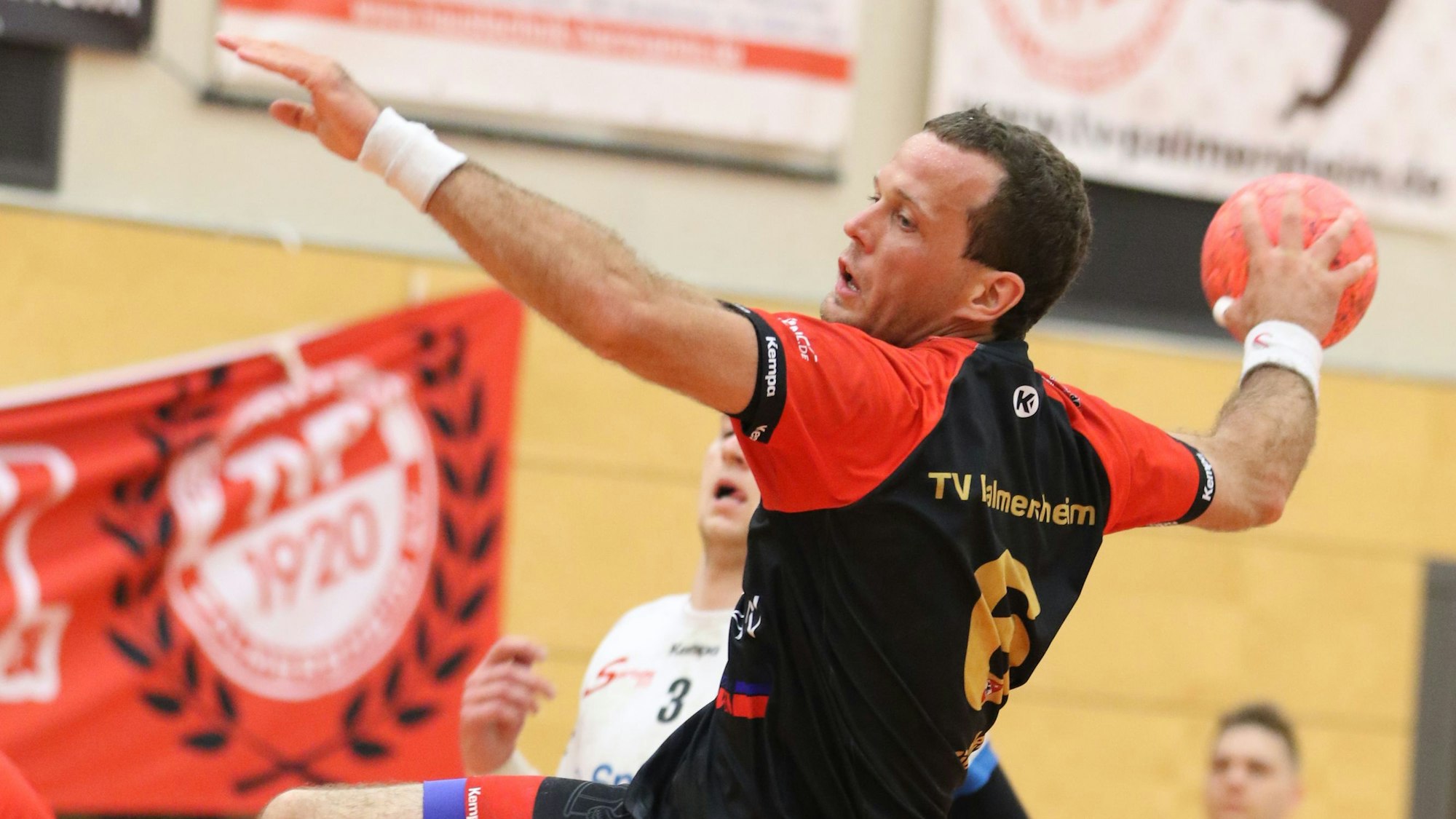 Felix Fiedler vom TV Palmersheim beim Wurf.