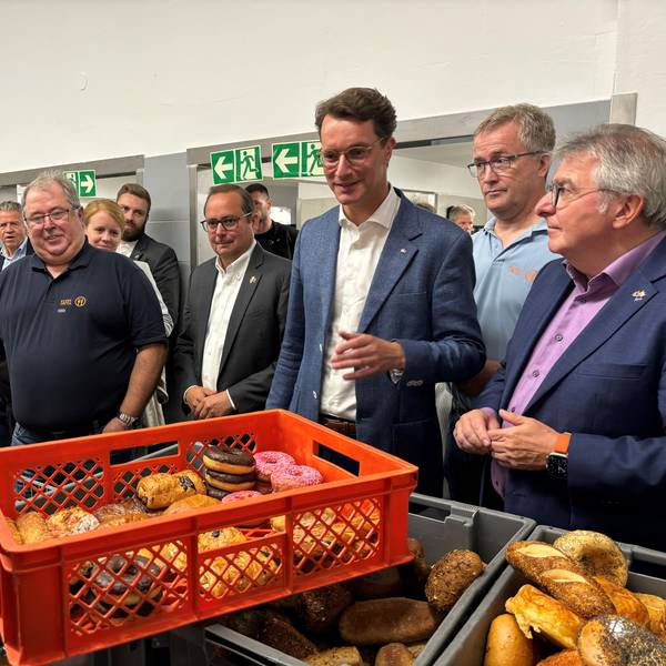 Hendrik Wüst (CDU) besucht die Tafel in Essen
