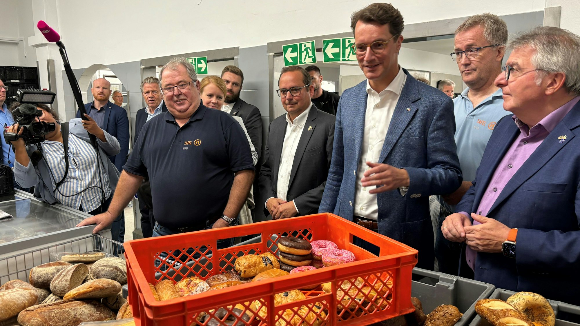 Hendrik Wüst (CDU) besucht die Tafel in Essen