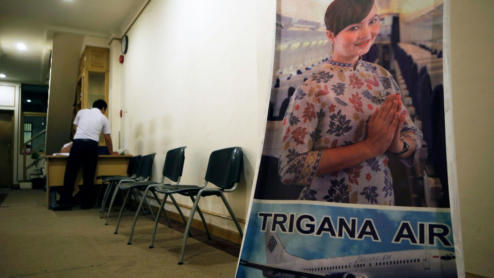 Eine Werbung von Trigana Air in einem Büro von Jakarta.