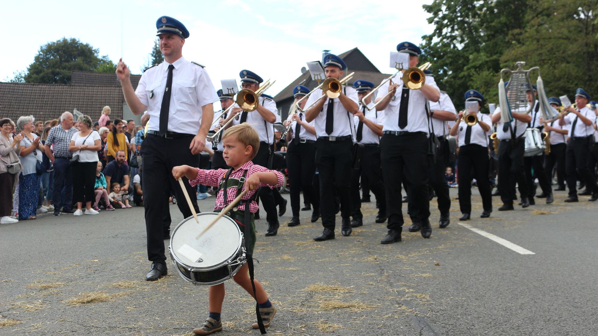 Eine Musikgruppe beim Ernteumzug in Morsbach-Lichtenberg.