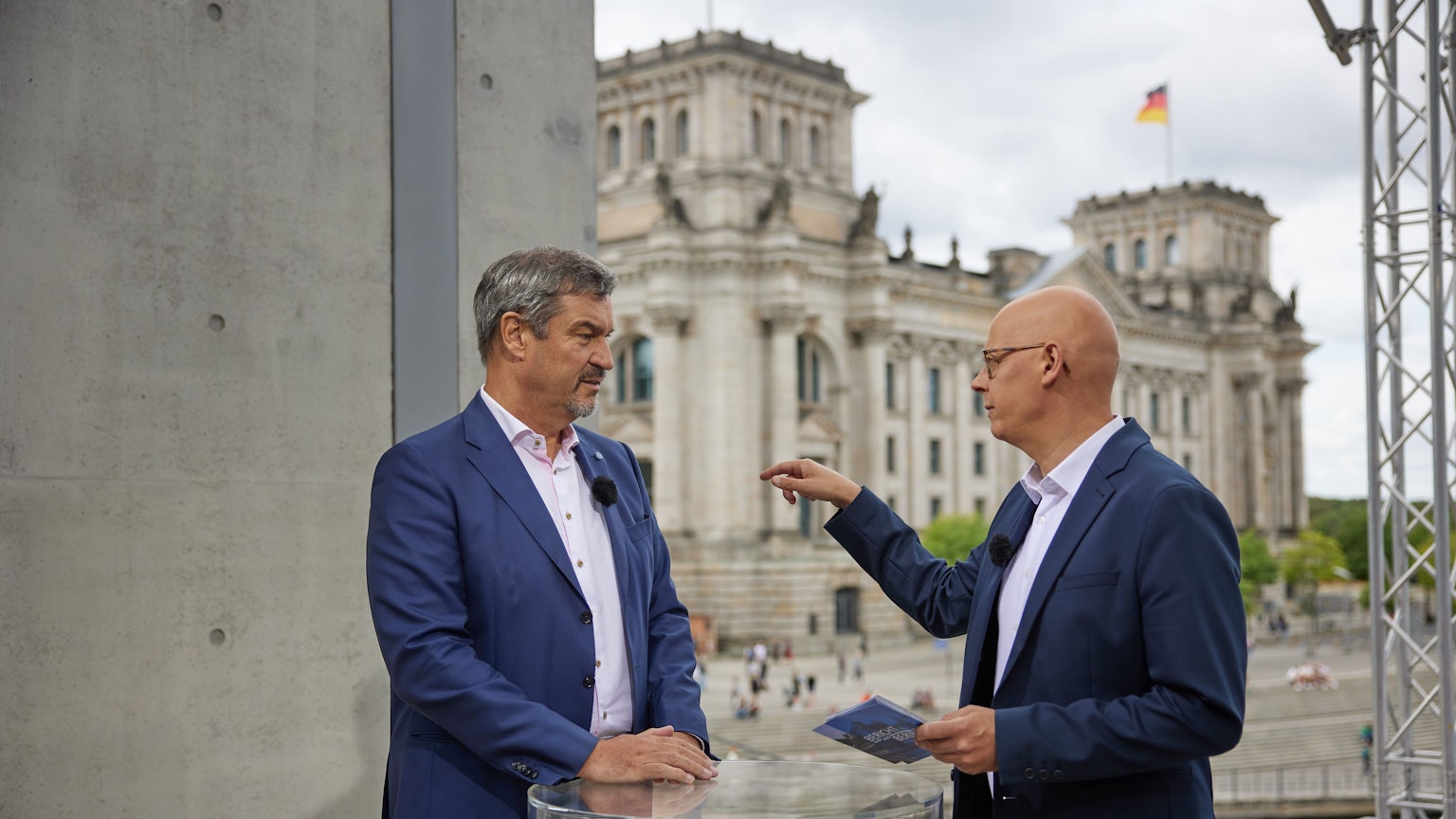 Markus Söder (l, CSU), hier im von Matthias Deiß moderierten ARD-Sommerinterview (Symbolfoto), beantwortete beim „Bericht aus Berlin“ per Schalte die Fragen von Moderator Markus Preiß (nicht im Bild).