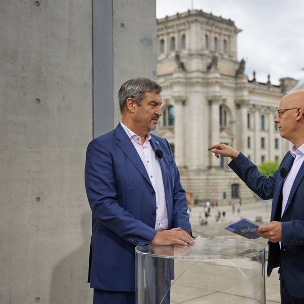 Markus Söder (l, CSU), hier im von Matthias Deiß moderierten ARD-Sommerinterview (Symbolfoto), beantwortete beim „Bericht aus Berlin“ per Schalte die Fragen von Moderator Markus Preiß (nicht im Bild).