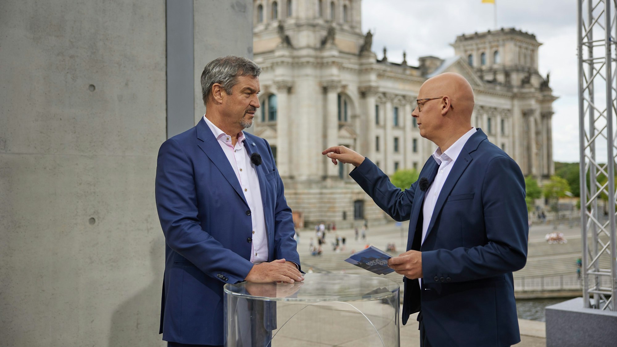 Markus Söder (l, CSU), hier im von Matthias Deiß moderierten ARD-Sommerinterview (Symbolfoto), beantwortete beim „Bericht aus Berlin“ per Schalte die Fragen von Moderator Markus Preiß (nicht im Bild).
