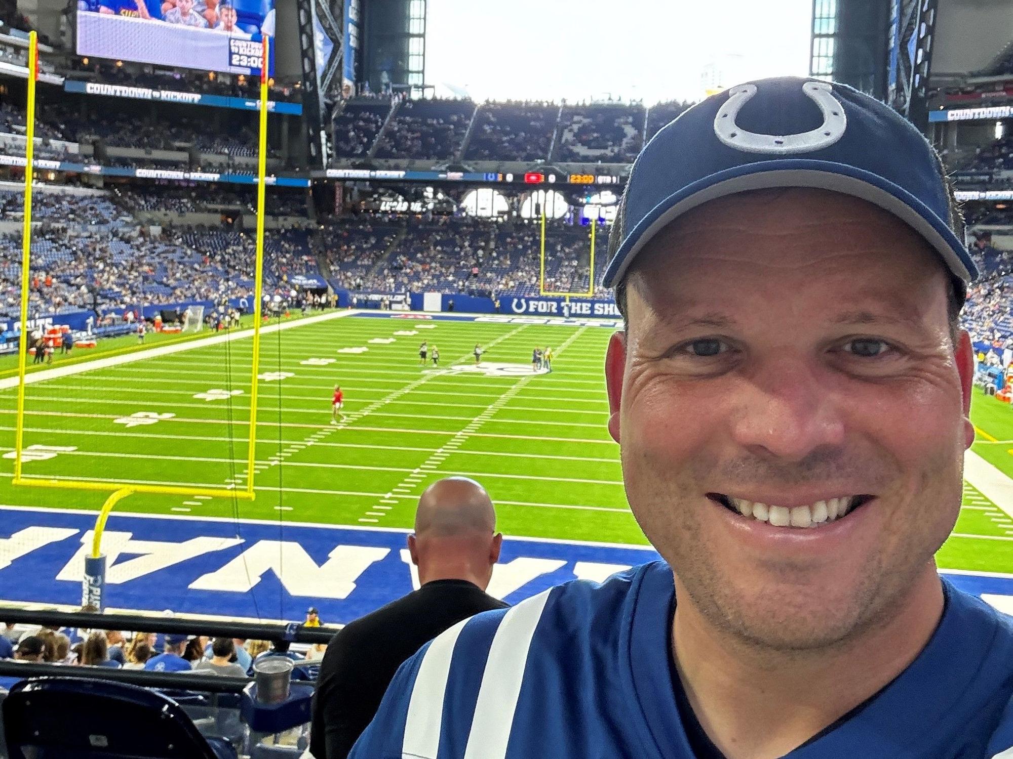 Paul Sattler bei einem Football Spiel im Lucas Oil Stadium