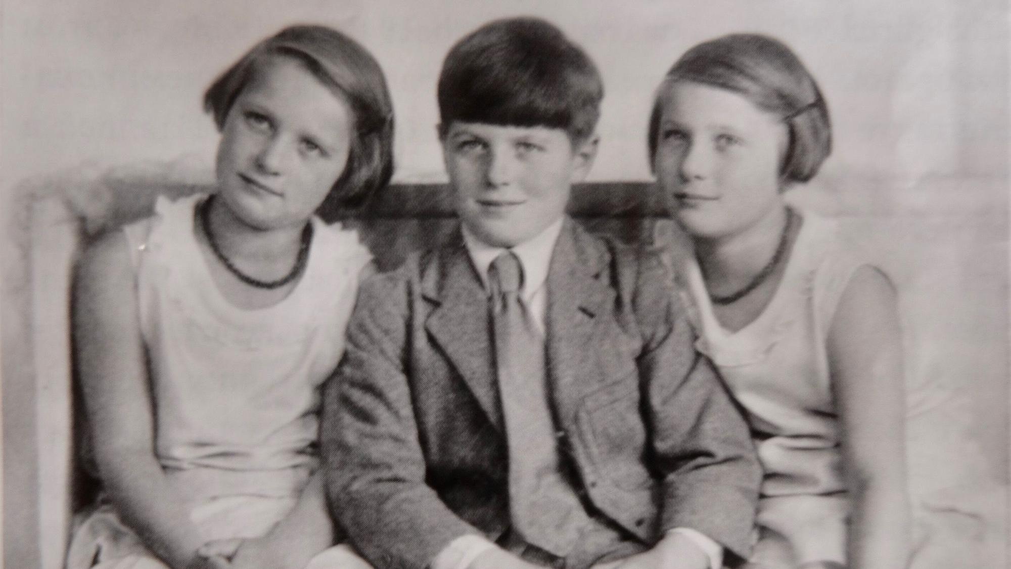 Rudi Falck als Zehnjähriger mit seinen Zwillingsschwestern Ruth und Ellen.
