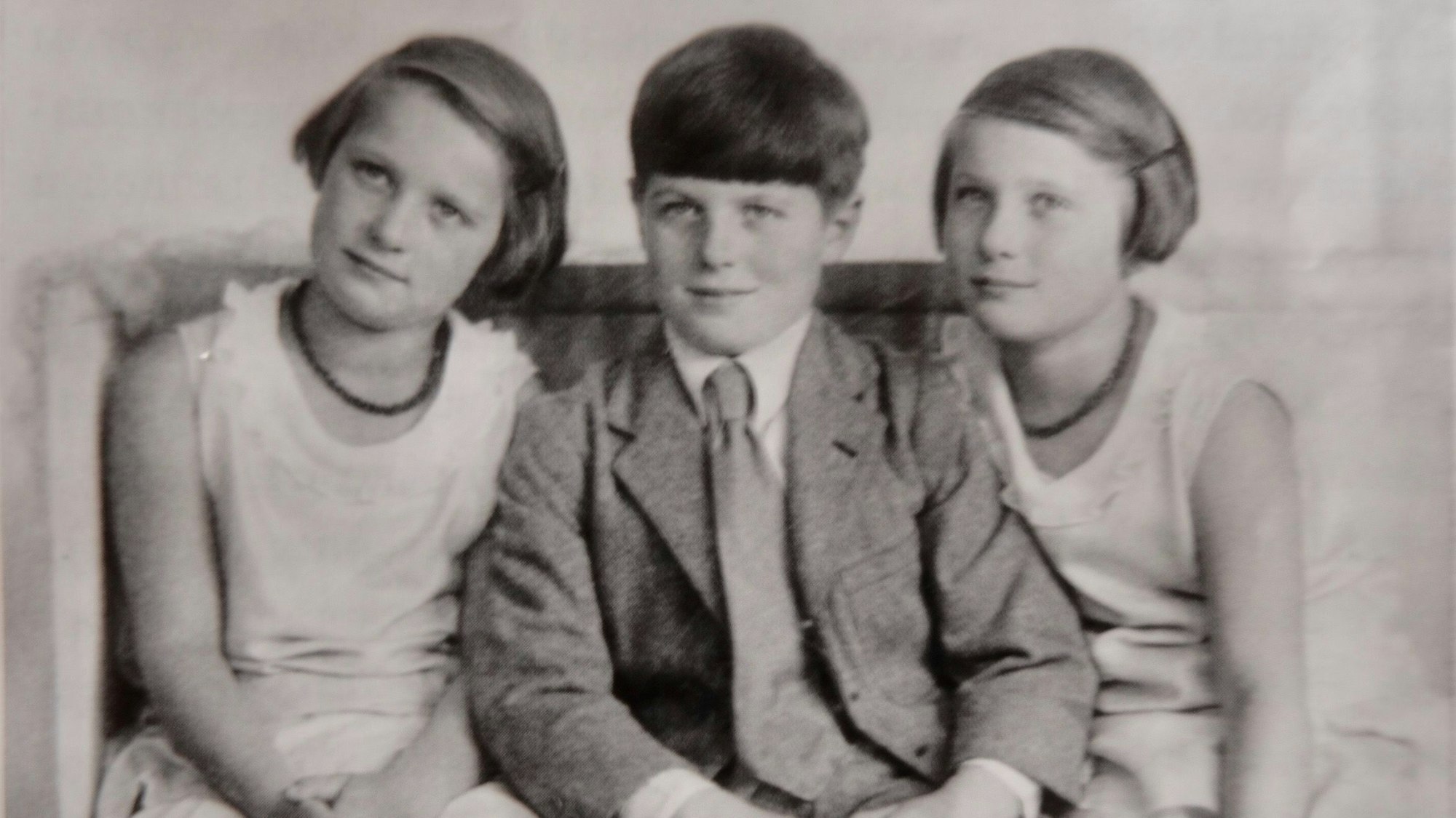 Rudi Falck als Zehnjähriger mit seinen Zwillingsschwestern Ruth und Ellen.