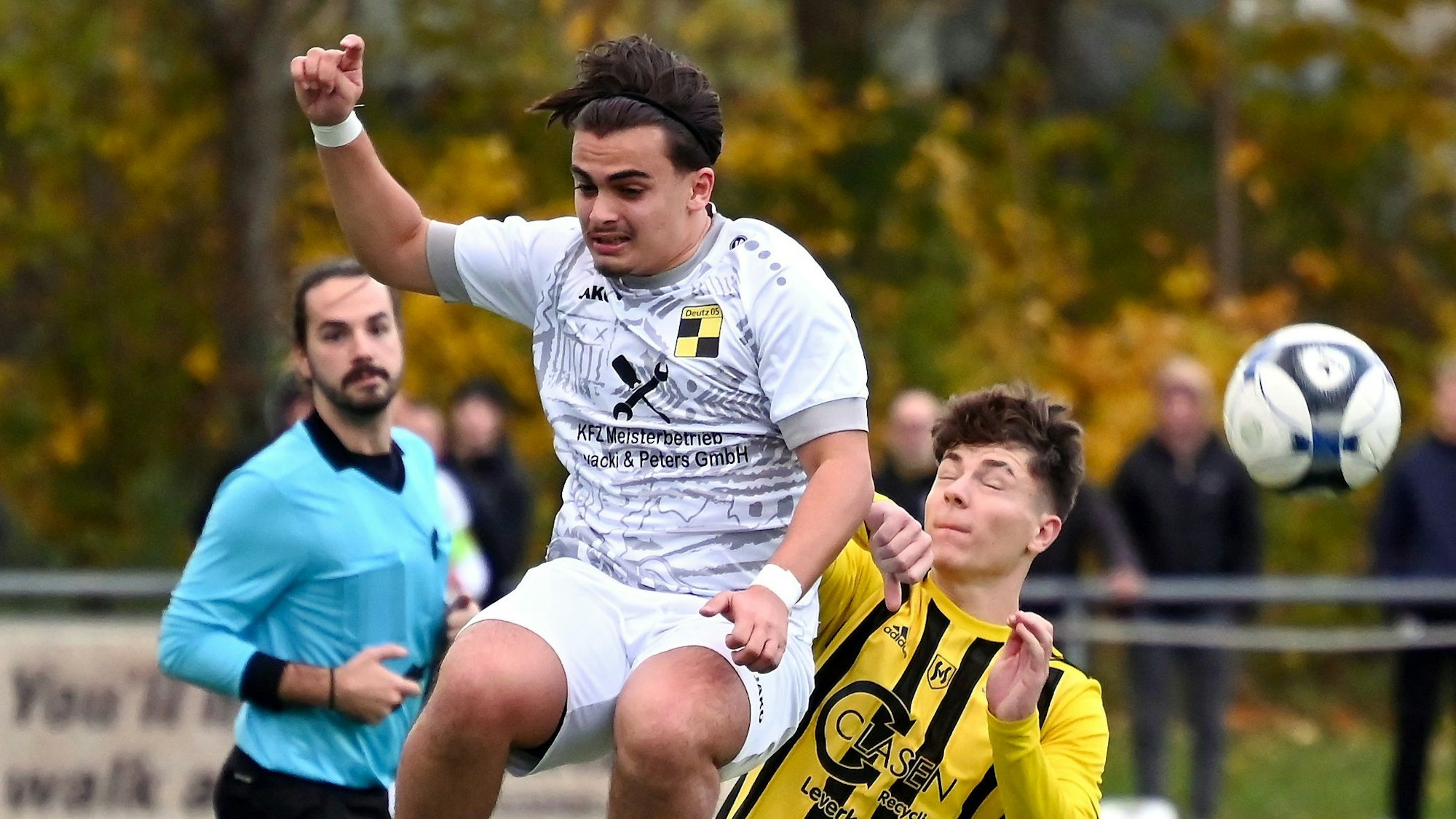 19.11.2023, Fussball-SV Schlebusch - Deutz 05
links: Giancarlo Lore (Deutz)
rechts: Mathias Janeczko (Schlebusch)
Foto: Uli Herhaus