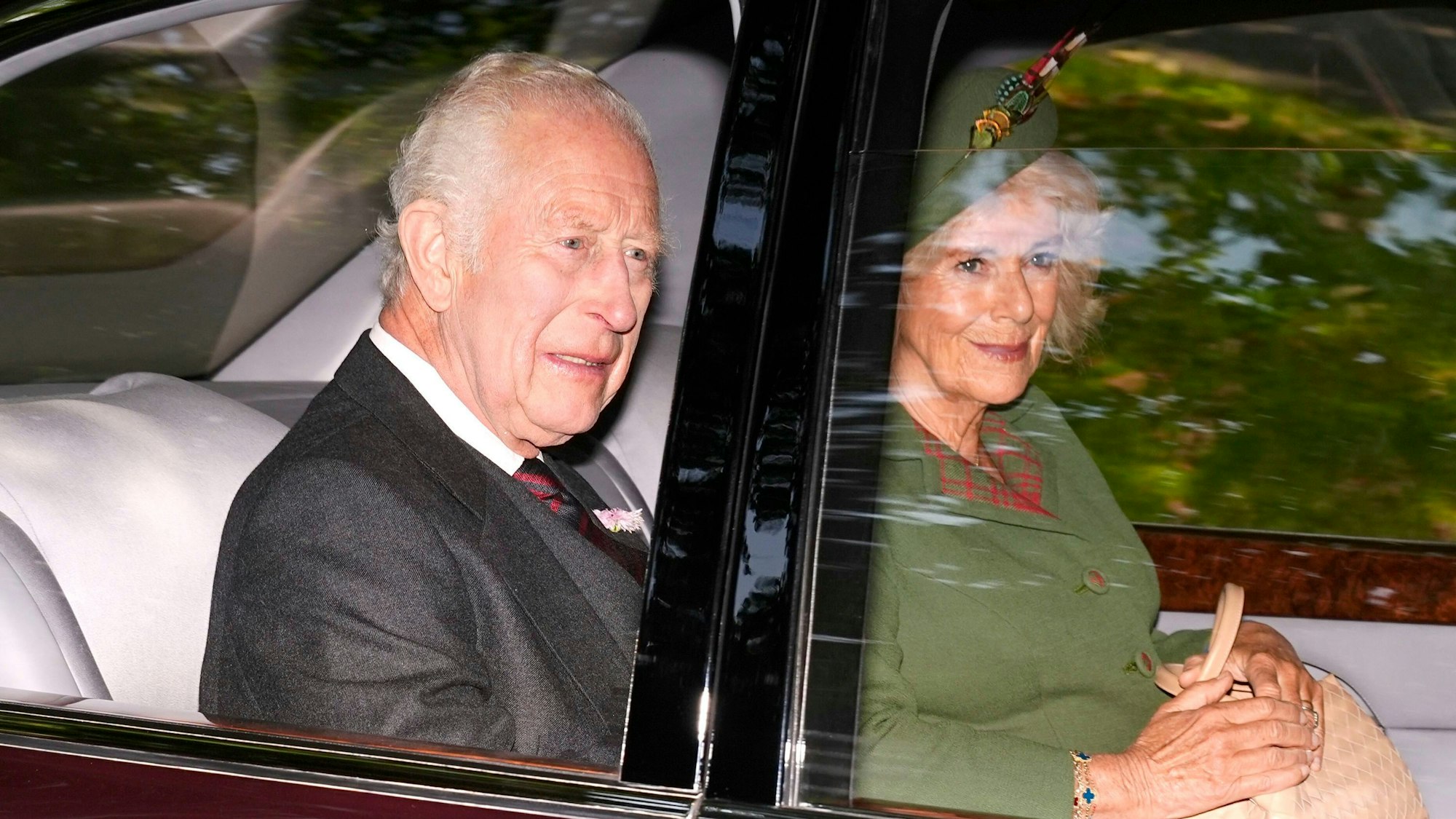 König Charles und Königin Camilla treffen am Sonntag, den 8. September 2024, in der Crathie Kirk in der Nähe von Balmoral zu einem Sonntagsgottesdienst ein.