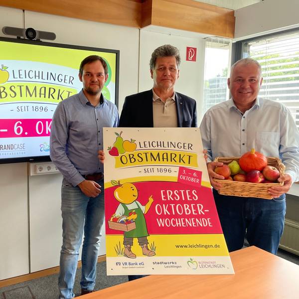 Freuen sich auf den Obstmarkt: Pan Ploenes (v.l.) und Frank Gehrke (beide Gaudium) mit Bürgermeister Frank Steffes.