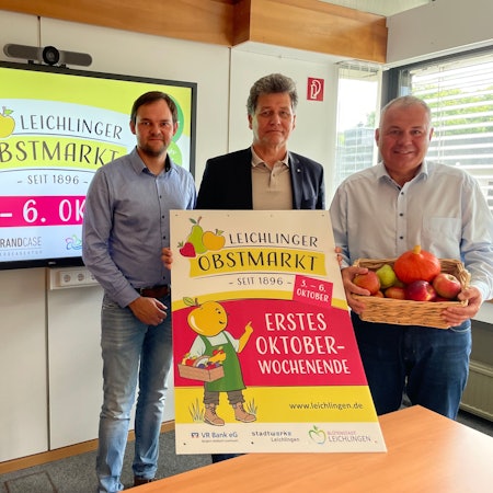 Freuen sich auf den Obstmarkt: Pan Ploenes (v.l.) und Frank Gehrke (beide Gaudium) mit Bürgermeister Frank Steffes.