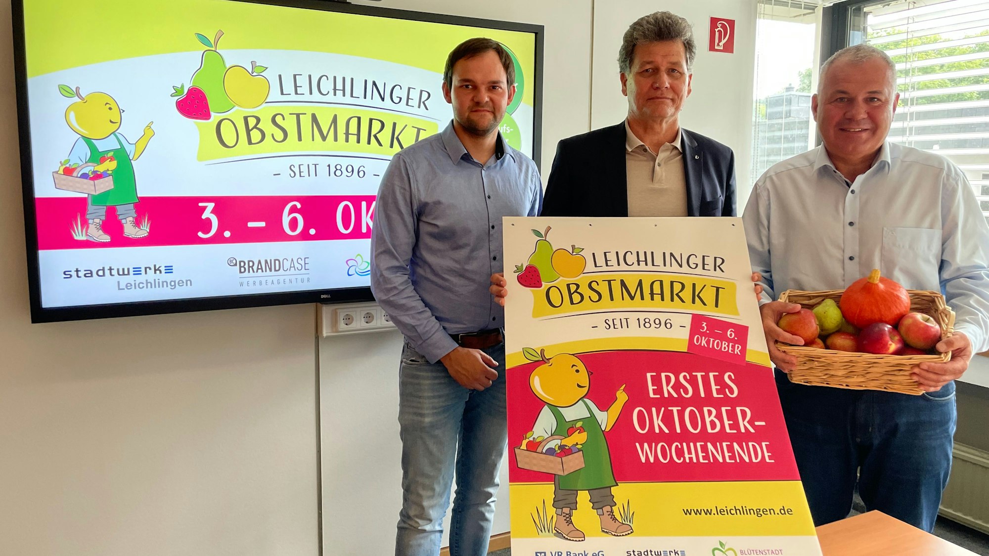 Freuen sich auf den Obstmarkt: Pan Ploenes (v.l.) und Frank Gehrke (beide Gaudium) mit Bürgermeister Frank Steffes.